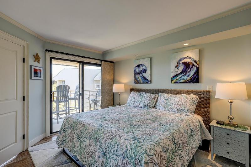New Furniture New Paint New King Bed Master 2 Queens Bikes & Beach Gear included - image 16
