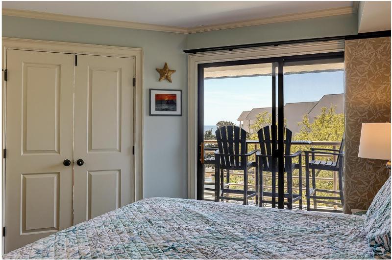 New Furniture New Paint New King Bed Master 2 Queens Bikes & Beach Gear included - image 32