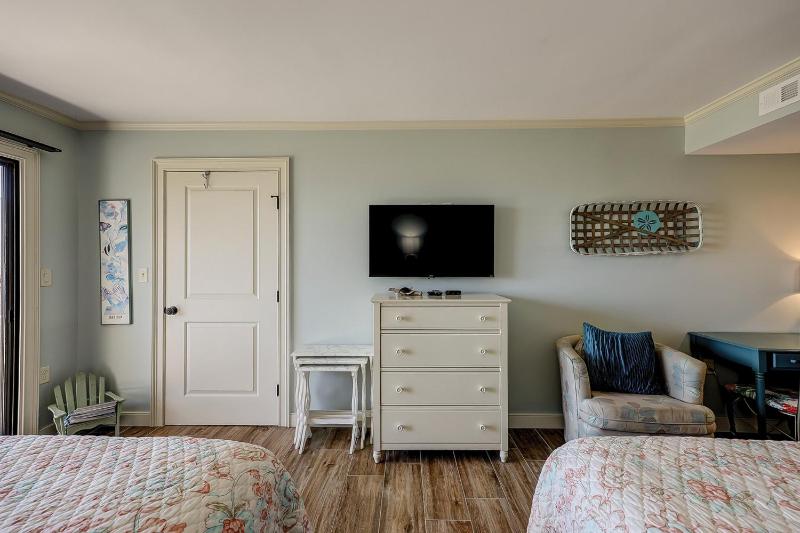 New Furniture New Paint New King Bed Master 2 Queens Bikes & Beach Gear included - image 20