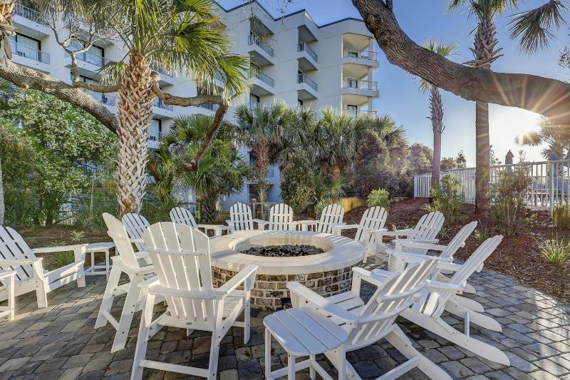 New Furniture New Paint New King Bed Master 2 Queens Bikes & Beach Gear included - image 28
