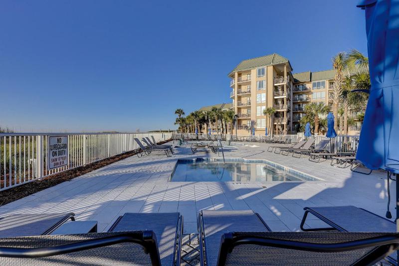 New Furniture New Paint New King Bed Master 2 Queens Bikes & Beach Gear included - image 14
