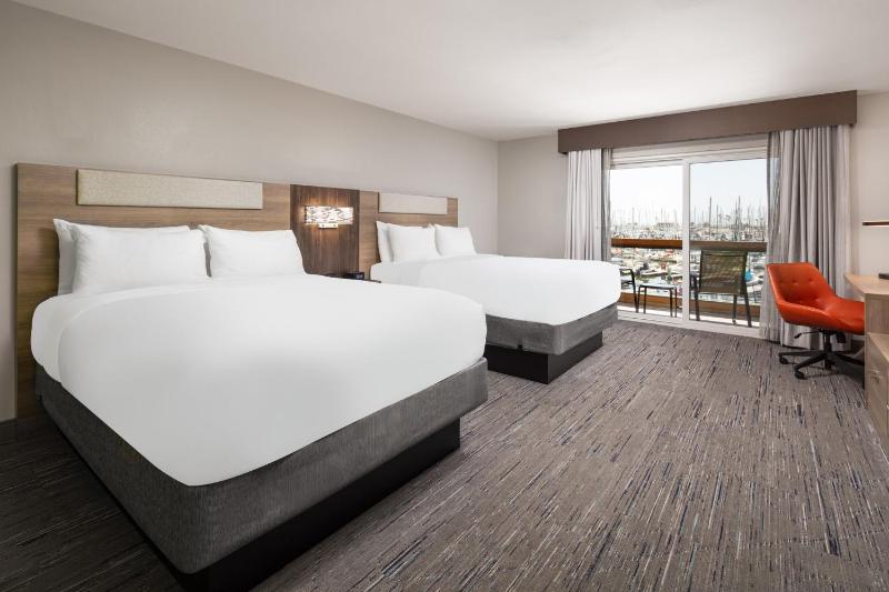 Queen Room with Two Queen Beds and Harbour View image 2