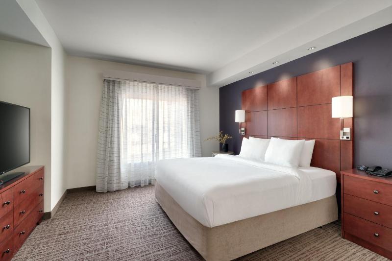One-Bedroom Suite image 4