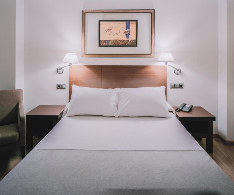 Small Double or Twin Room image 3