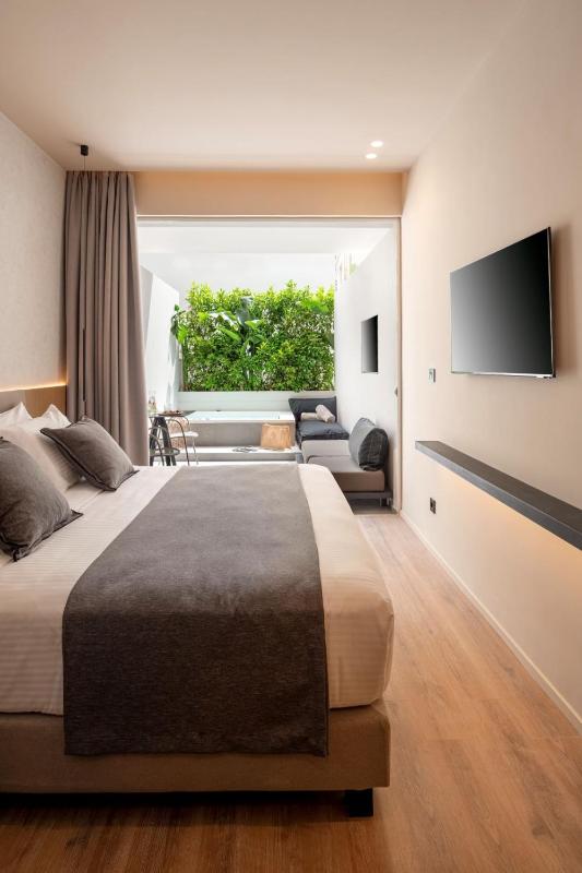 Double Room with Spa Bath image 1