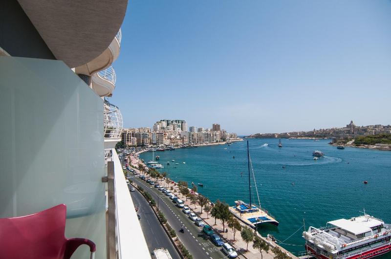 Deluxe Double Room with Sea View image 2