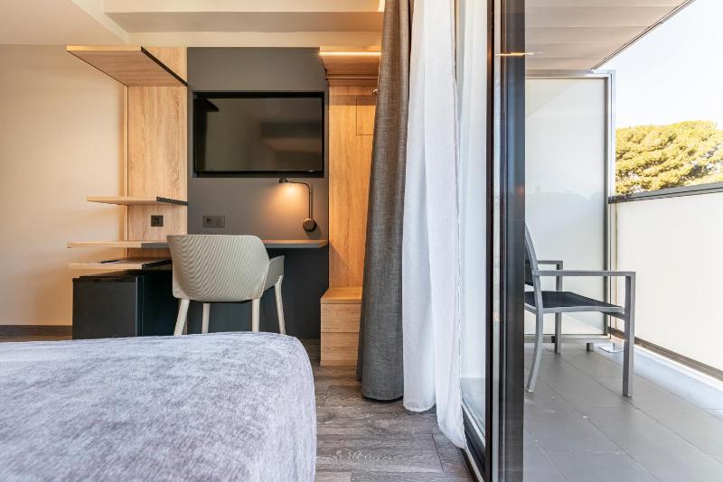 Single Room with Balcony image 3