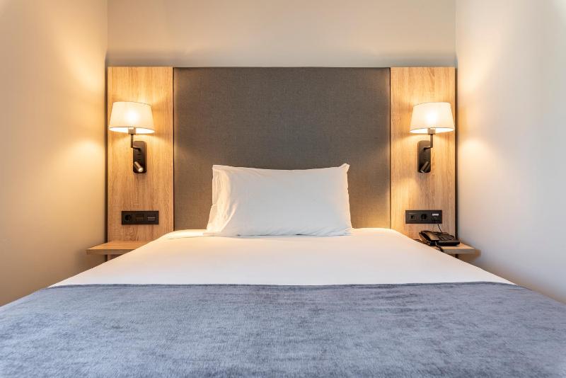 Single Room with Balcony image 4