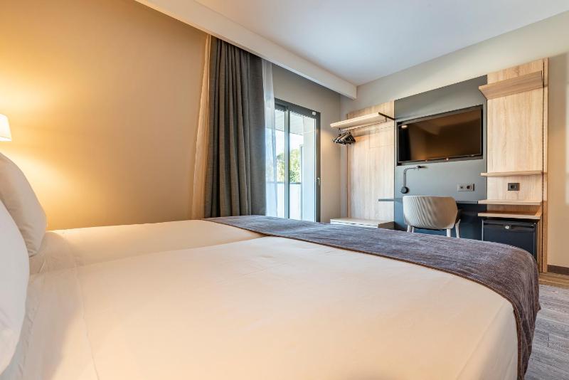 Twin Room with City View and Terrace image 4