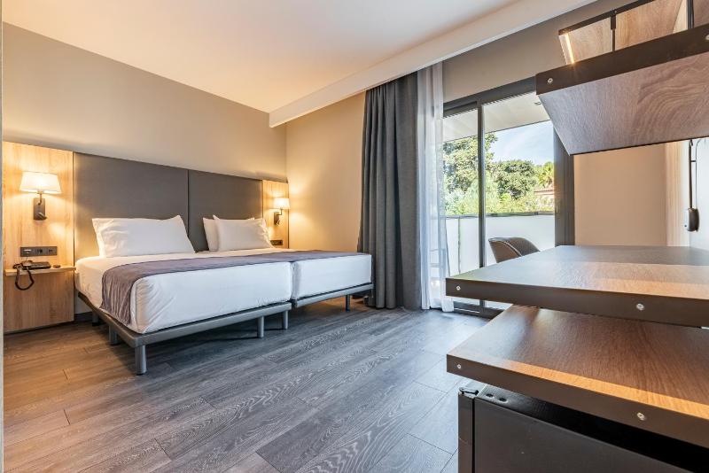 Twin Room with City View and Terrace image 1