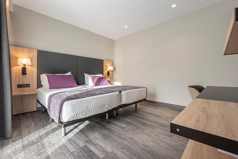 Twin Room with City View and Terrace image 3