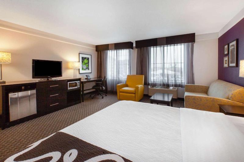 King Room with Sofa Bed image 1