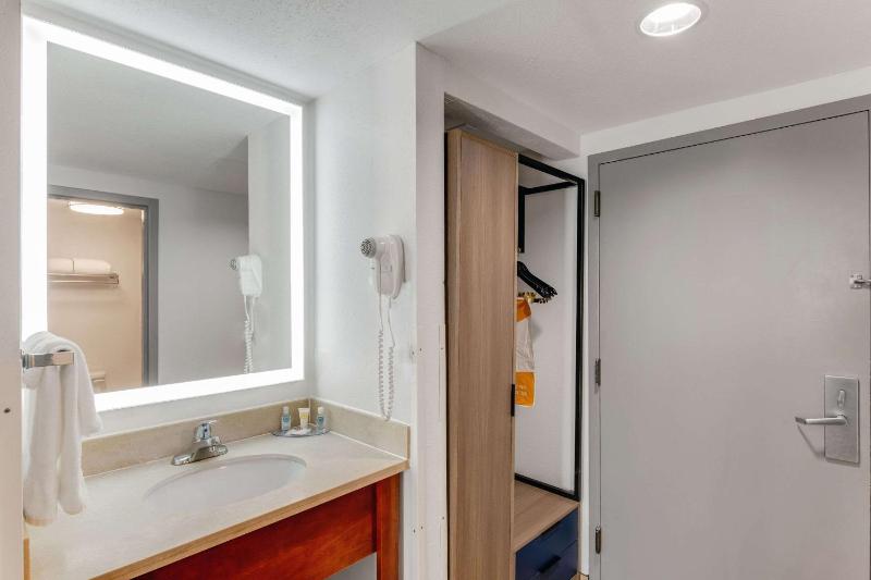 King Room - Non-Smoking image 3