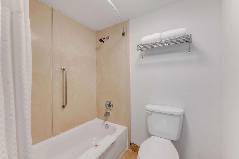 King Room - Non-Smoking image 2