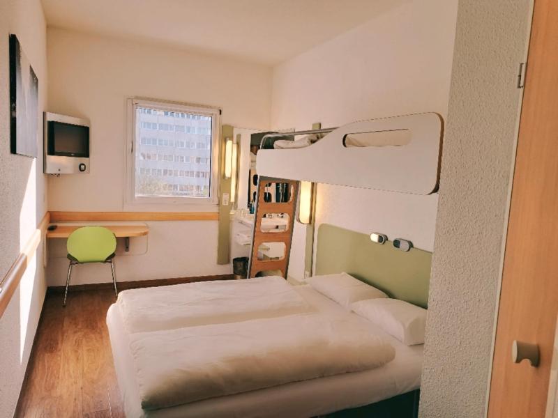 Standard Room with One Double Bed and One Single Bed image 2