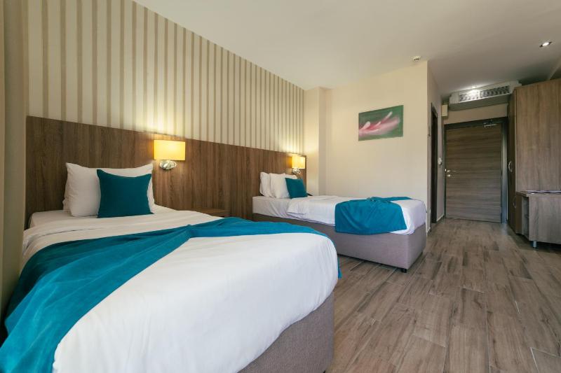 Double Room with Balcony image 4