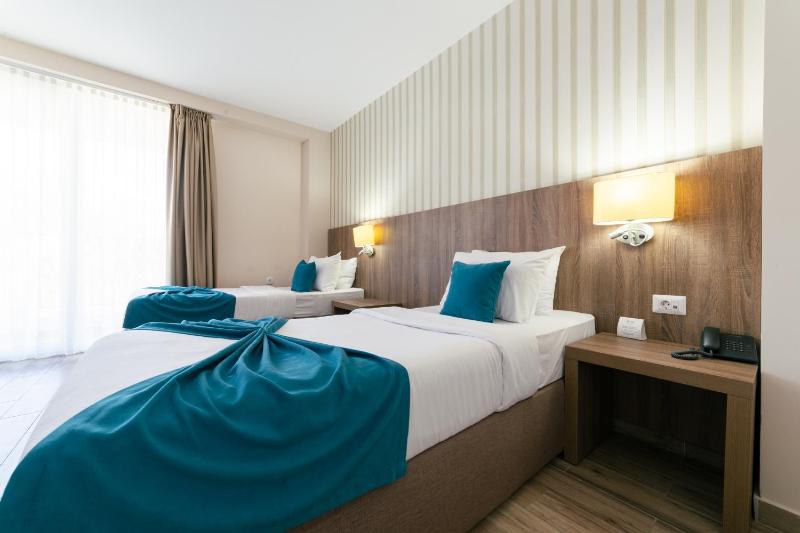 Double Room with Balcony image 3