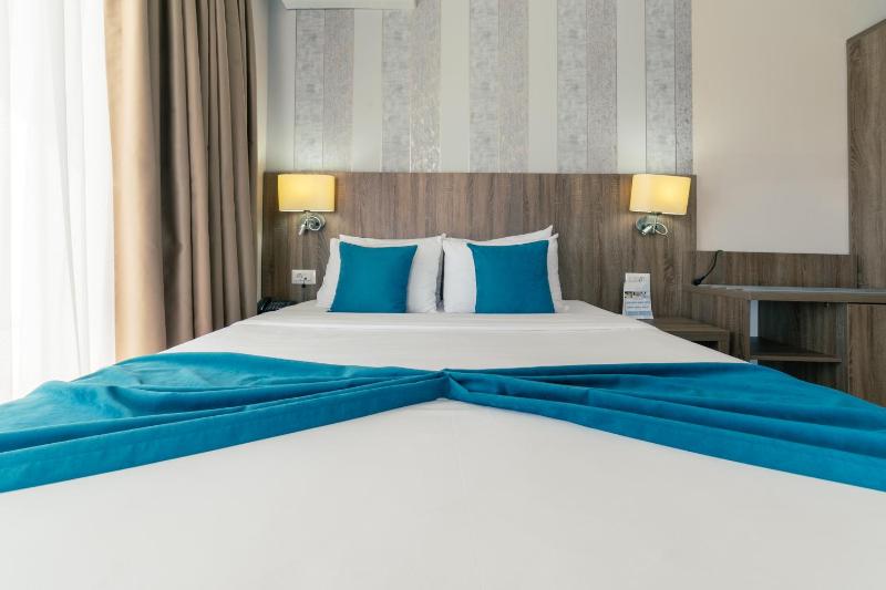 Superior Family Room with Balcony image 4