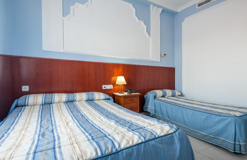 Twin Room with Bathroom image 2