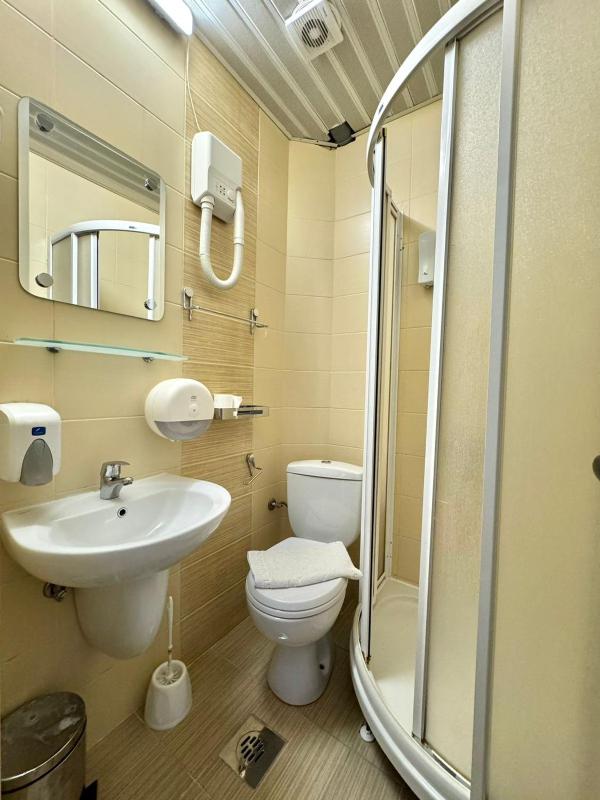 Twin Room image 3