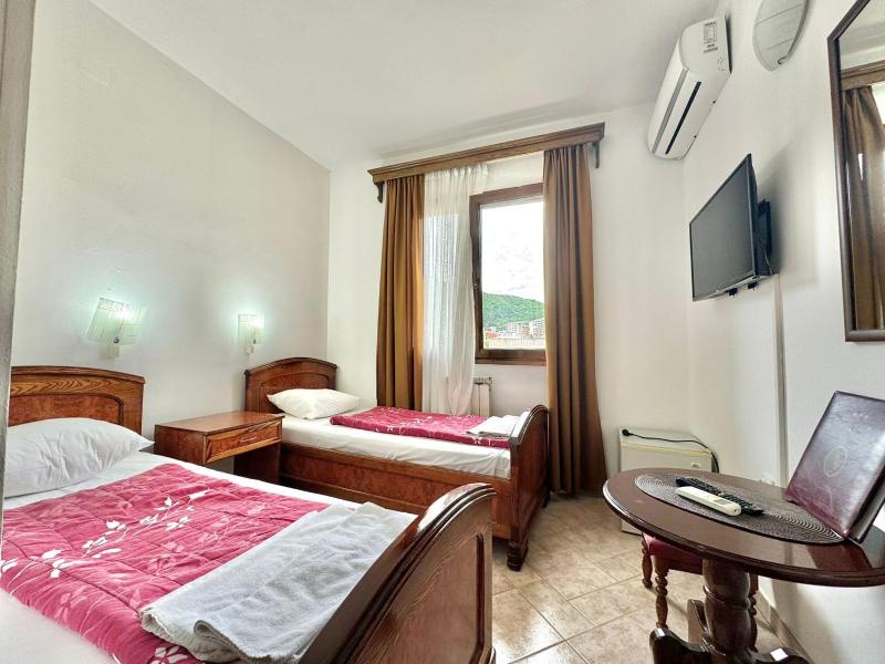 Twin Room image 2