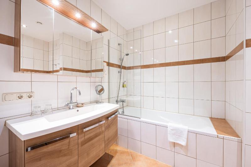 Double Room with Balcony image 2
