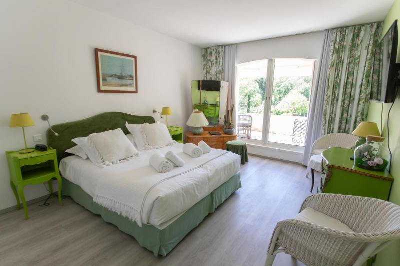 Queen Room with Balcony image 1