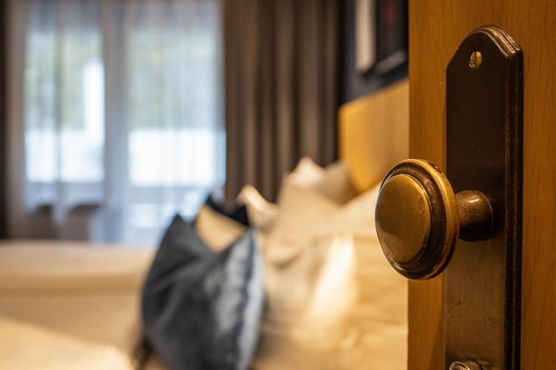 Double Room with Balcony image 4