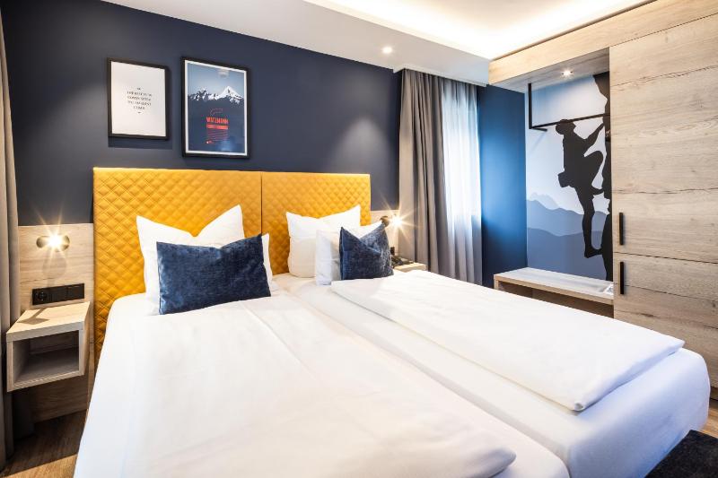 Double Room with Balcony image 3