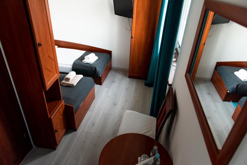 Twin Room with Bathroom image 1