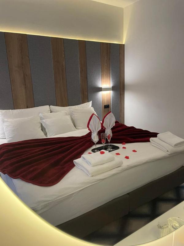 Deluxe Double Room with Balcony image 4