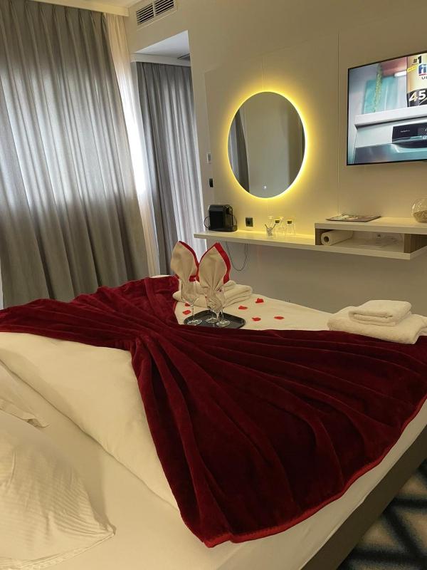 Deluxe Double Room with Balcony image 3