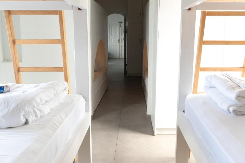 Central Hostel Oia - image 7