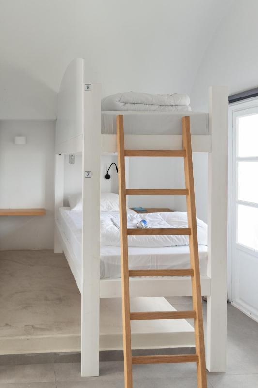 Central Hostel Oia - image 8