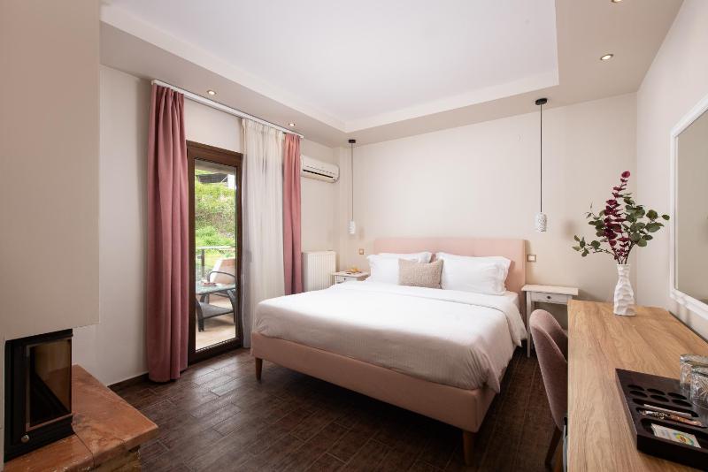 Deluxe Double Room image 4