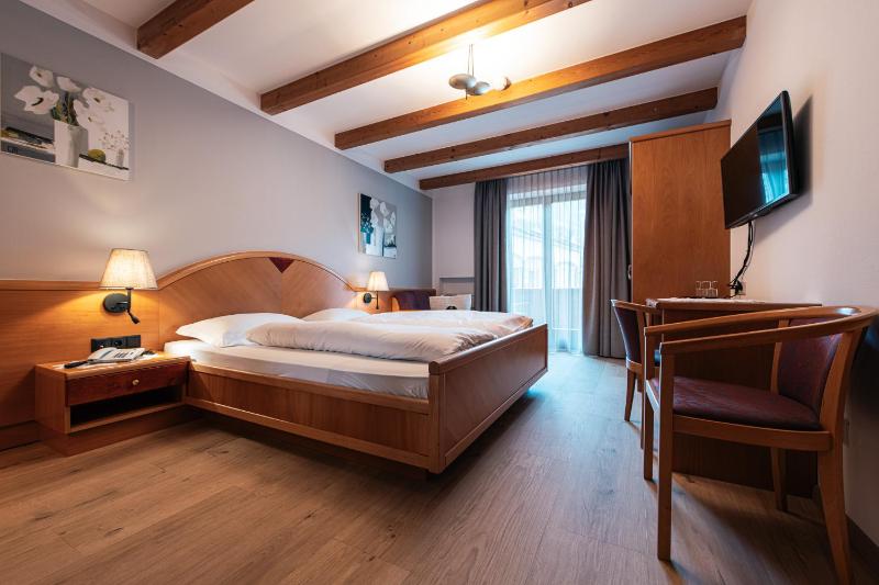 Standard Double Room image 4