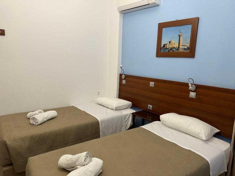 Twin Room image 4
