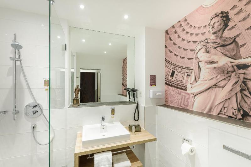 Twin Room with a Sofa Bed image 2