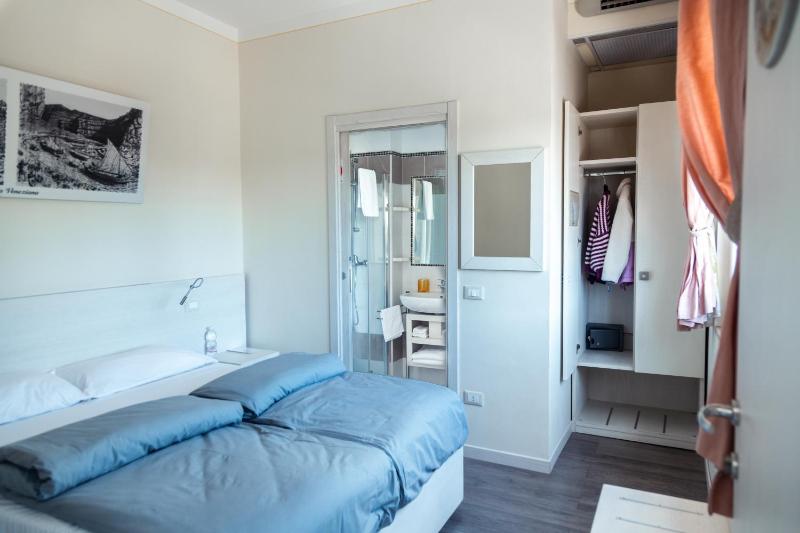 Classic Double Room image 1