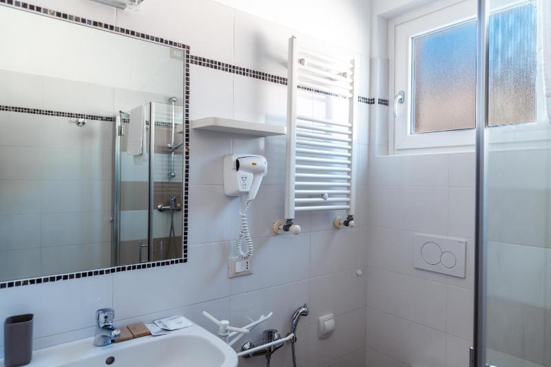 Double Room with Lake View image 2