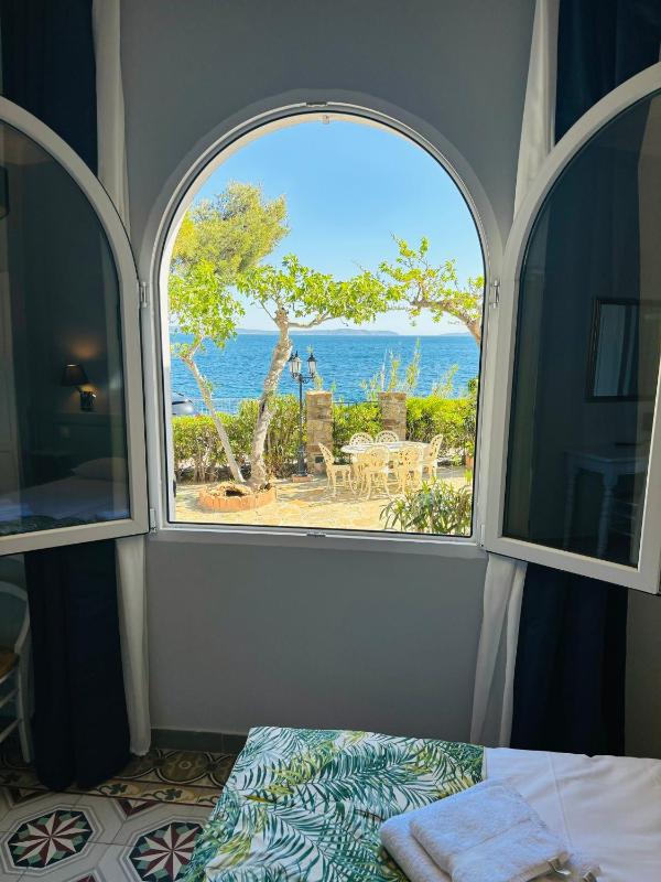Double Room - Sea View image 4