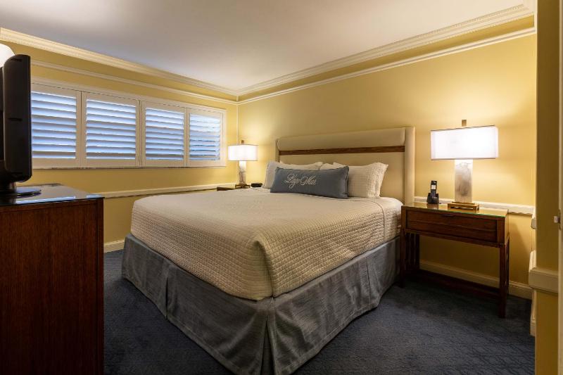 One-Bedroom Suite with Pool View image 3