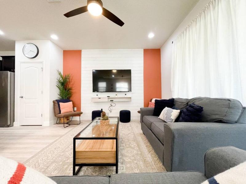 Luxury Orlando Retreat Just 6 Miles from Disney - image 1