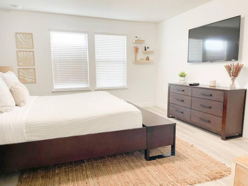 Luxury Orlando Retreat Just 6 Miles from Disney - image 24