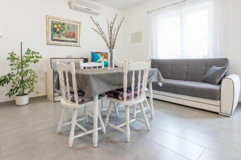 Apartments with WiFi Makarska - 23010 - image 3