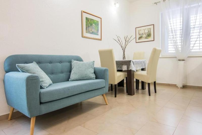 Apartments with WiFi Makarska - 23010 - image 2