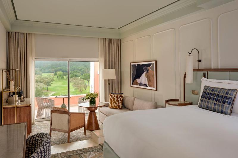 Junior Suite with King or Twin Beds and Resort View image 4