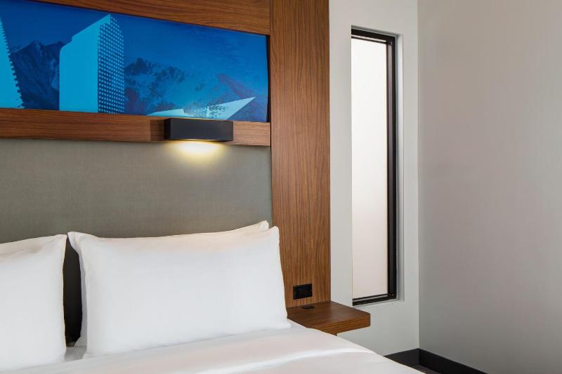 Guest Room, 1 King image 1
