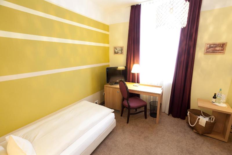Standard Single Room image 3