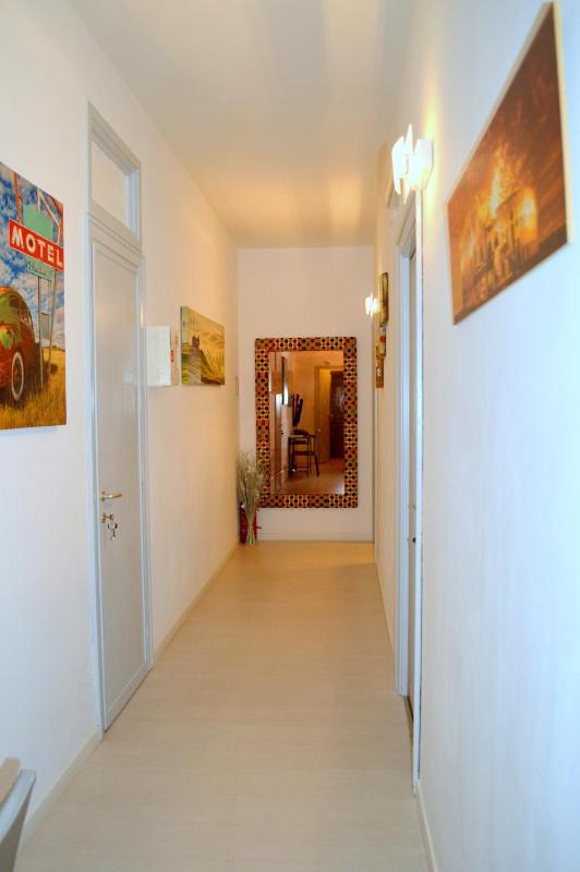 Deluxe Three-Bedroom Apartment image 2